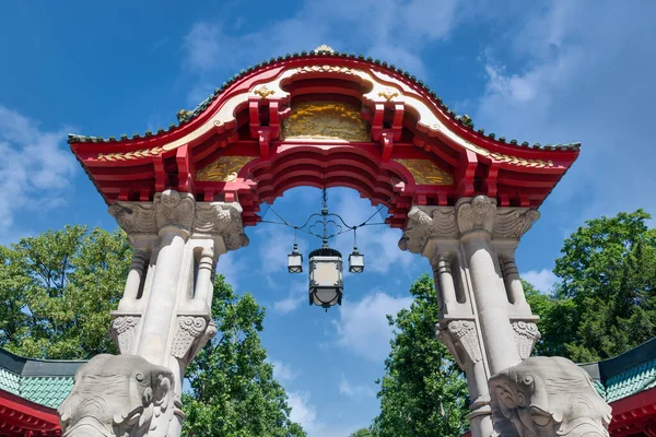 Entrance Berlin zoo with red roof and elephant statues — Stock Photo, Image