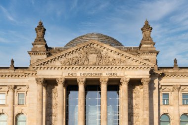 Berlin 'deki Reichstag binasının önünde, Almanya parlamentosu Bundestag' ın buluşma yerinde.