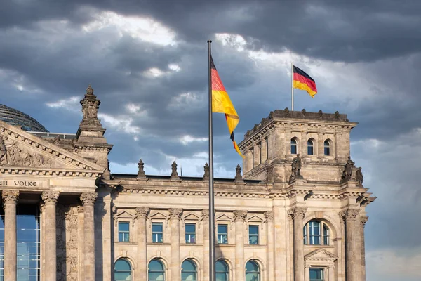 Alman bayrağı ve tehdit havasıyla Berlin 'i inşa eden Reichstag' ın önünde — Stok fotoğraf