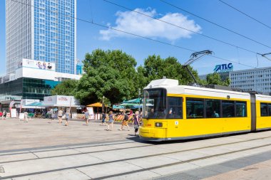 Berlin Alexanderplatz tramvayı ve alışveriş insanları