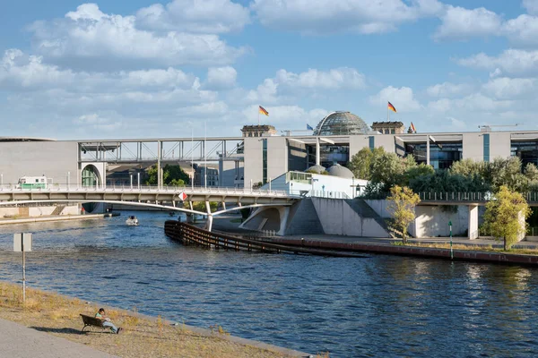 Homme seul au banc près de la rivière Spree au centre-ville de Berlin — Photo