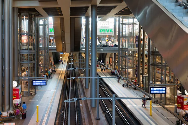 ベルリンの中央駅を列車で旅行通勤 — ストック写真