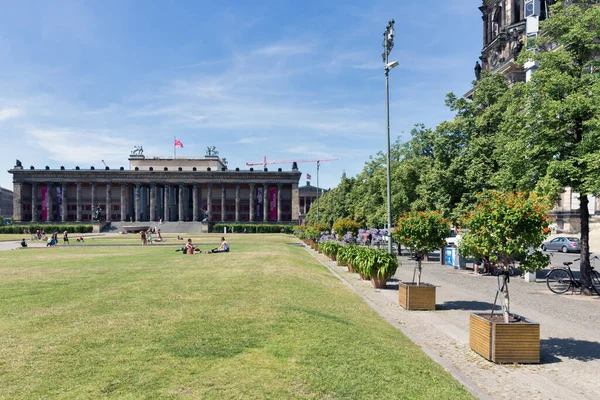 Парк Люстгартен с музеем Альтес в Берлине, Германия — стоковое фото