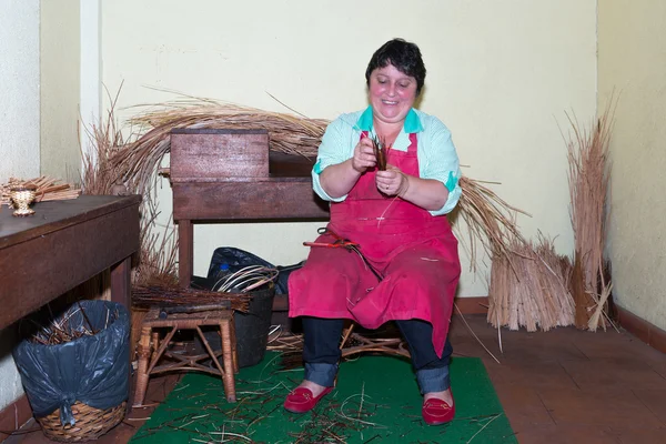 Mulher faz mobília de cana numa fábrica de tranças na Madeira, Portugal . — Fotografia de Stock