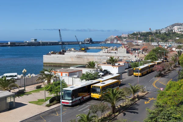 Bussar och byggverksamhet på Madeiras harbor — Stockfoto