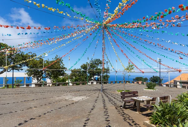 Praça da aldeia com decoração de guirlanda na Ilha da Madeira — Fotografia de Stock