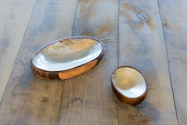 Table with two ashtrays from seashells — Stock Photo, Image