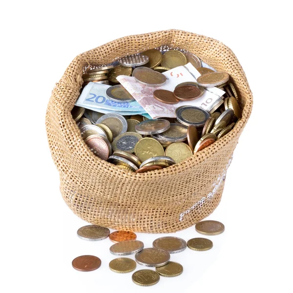 Saco de dinheiro com moedas e notas isoladas sobre branco — Fotografia de Stock