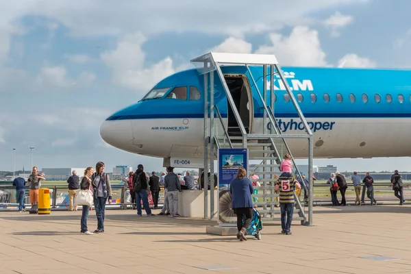 Plataforma de visualização com visitantes desconhecidos e um avião visitável — Fotografia de Stock