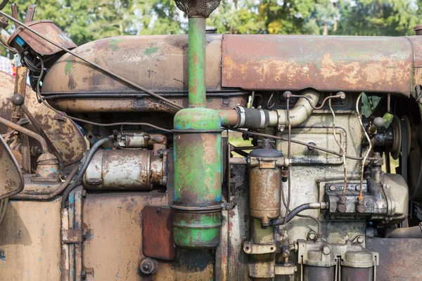 Lukning af en gammel traktors motor - Stock-foto