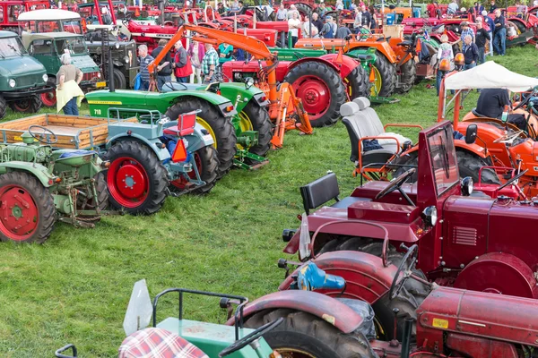 Odwiedzających wystawę ciągników rolniczych festiwalu holenderski — Zdjęcie stockowe