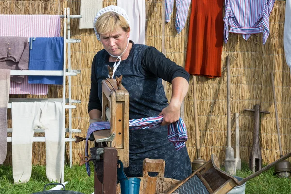 Mulher agricultora mostra o uso de um washhub tradicional durante uma festiva agrícola holandesa — Fotografia de Stock