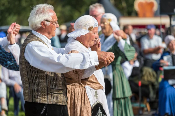 Homem e mulher idosos demonstrando uma velha dança folclórica holandesa durante um festival holandês Imagens Royalty-Free
