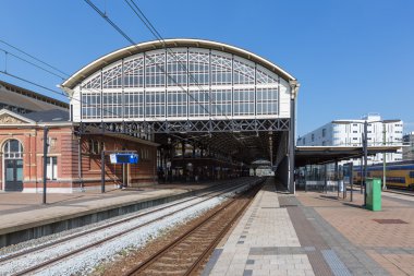 Lahey, Hollanda bir tren istasyonunda bekleyen yolcular