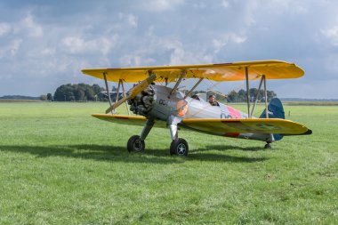 Pilot ile tarihsel uçak kalkışa hazır