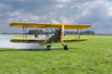 Pilot ile tarihsel uçak kalkışa hazır