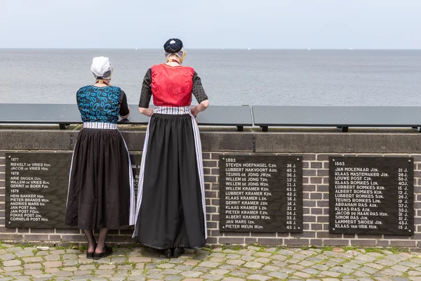 Dwie kobiety ubrane tradycyjne z Urk — Zdjęcie stockowe
