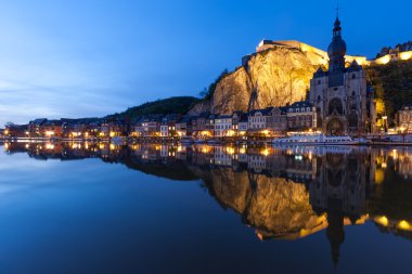 Bir Dinant Cityscape gece Nehri Meuse, Belçika
