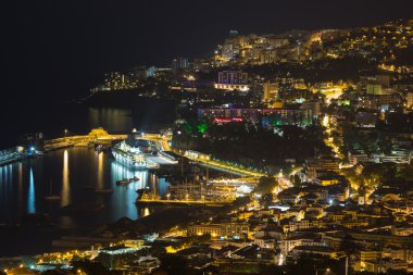 Funchal, Madeira Adası, Portekiz'in başkenti geceleri Aearial görünümü