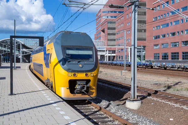 Голландский междугородний поезд, отправляющийся с центрального вокзала Амерсфорта, Нидерланды — стоковое фото