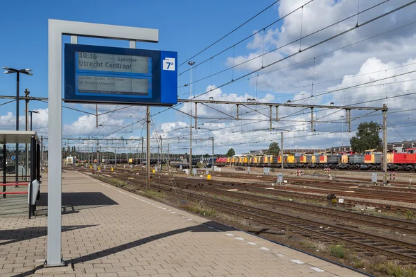 アーメルス フォールトのオランダの鉄道駅で電車の出発時間を掲示板 — ストック写真