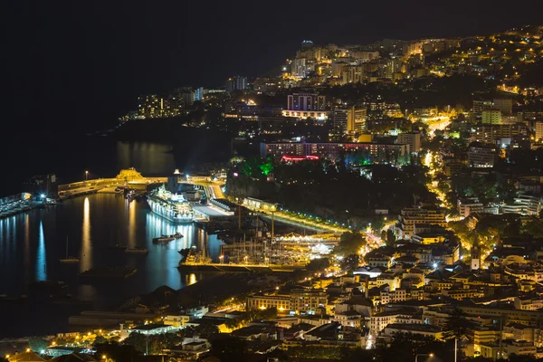 Funchal, Madeira Adası, Portekiz'in başkenti geceleri Aearial görünümü — Stok fotoğraf