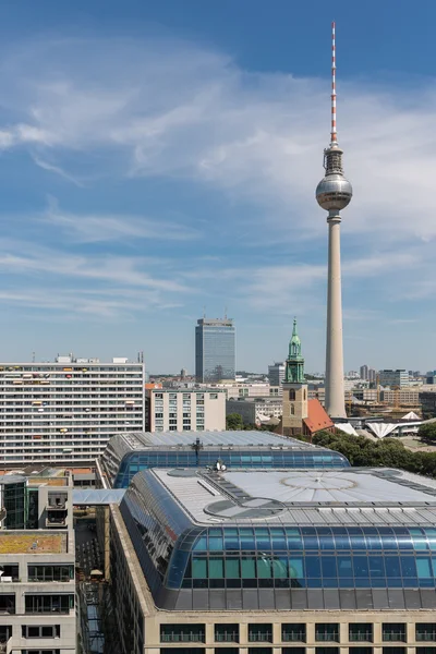 Luftaufnahme von Berlin mit modernen Bürogebäuden und Fernsehturm — Stockfoto