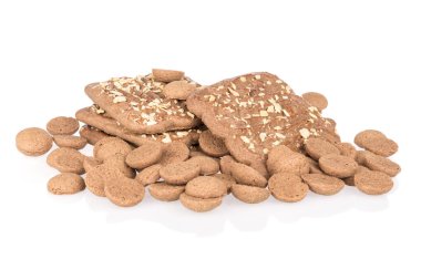Beyaz bitti izole speculaas ile zencefil fındık yığını