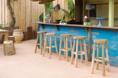 Bar tabureleri olan ahşap çubuk