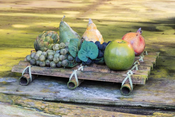 Натюрморт из искусственных фруктов на деревянном фоне — стоковое фото