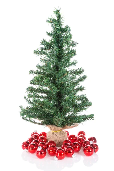 Weihnachtsbaum mit roten Kugeln isoliert bei weißer — Stockfoto