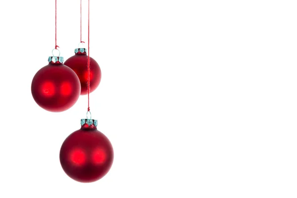 Trois boules de Noël suspendues sur fond blanc — Photo