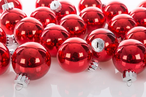 Beyaz bir arka plan izole kırmızı Noel topları — Stok fotoğraf
