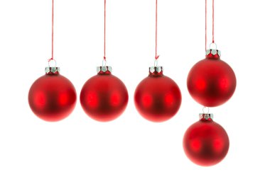 Noel topları beyaz üzerinde bir ip asılı