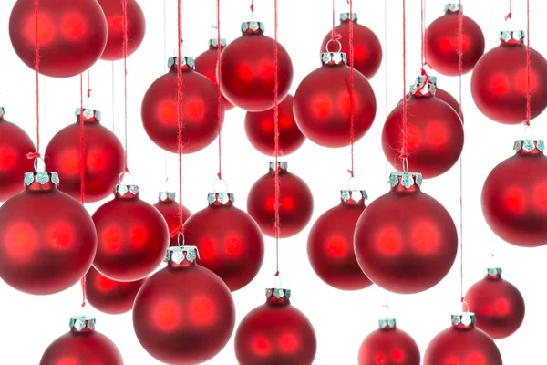 Fundo de bolas de Natal sobre branco com foco seletivo — Fotografia de Stock
