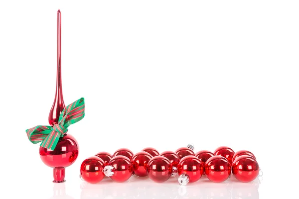 Різдвяний пік прикраси зі стрічкою і різдвяними кульками — стокове фото