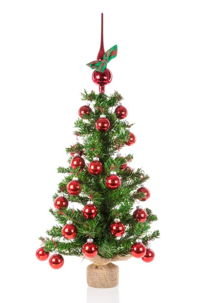 Διακοσμημένο χριστουγεννιάτικο δέντρο με αιχμή μπάλες πάνω σε λευκό φόντο — Φωτογραφία Αρχείου