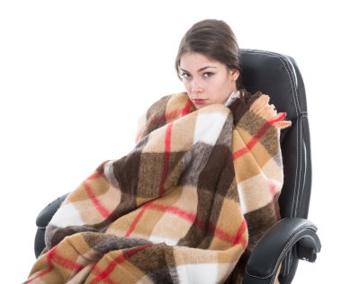 Koltuk, izole üzerinde beyaz oturan battaniye kadınla