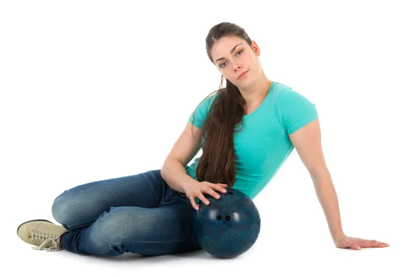 Mulher bonita sentada com uma bola de boliche, isolada em branco — Fotografia de Stock