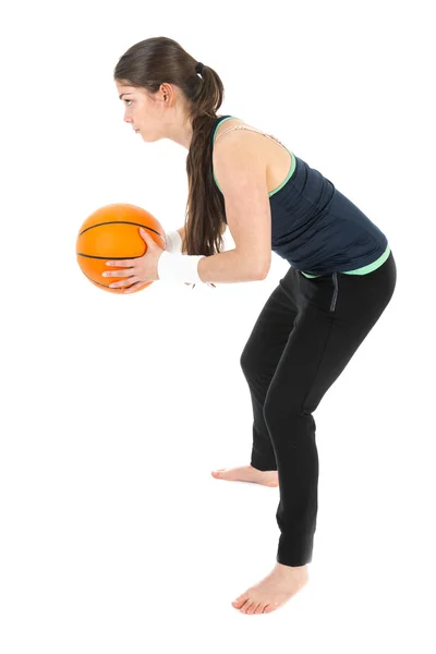 Mulher bonita jogando basquete, isolado sobre branco — Fotografia de Stock