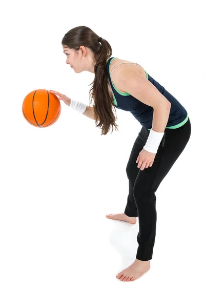 Молодая женщина играет в баскетбол, изолированный над белым — стоковое фото