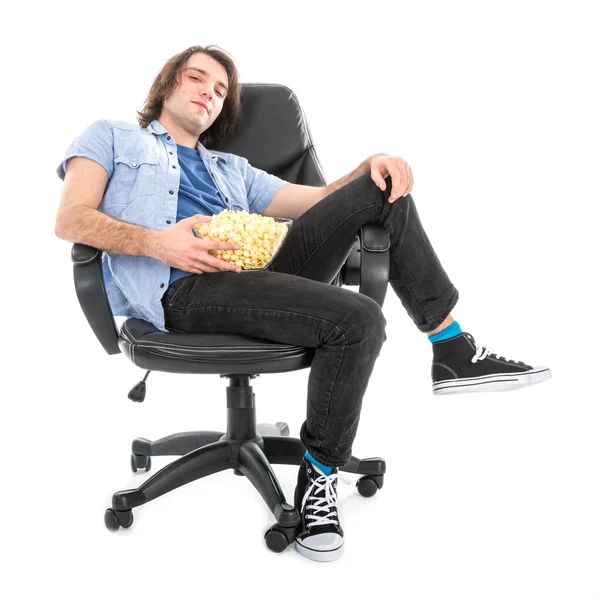 Fauler Mann sitzt im Sessel mit einer Schüssel Popcorn — Stockfoto