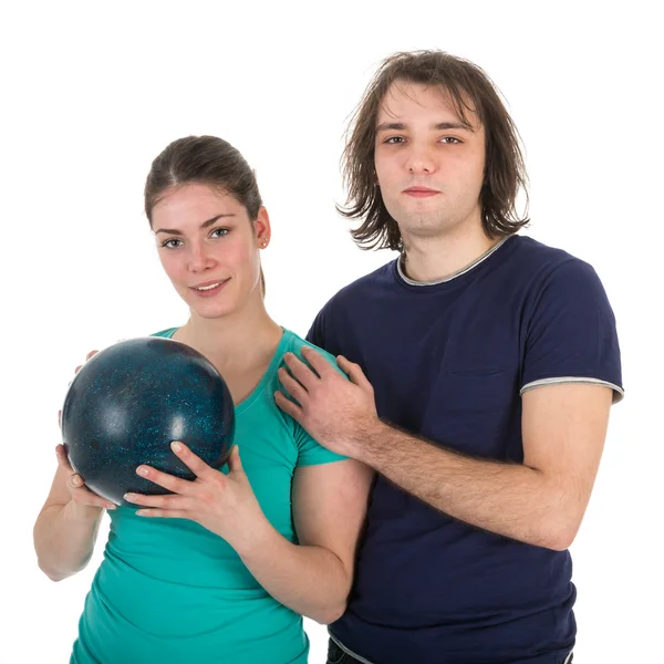 Fröhlicher junger Mann und Frau mit Bowlingkugel — Stockfoto