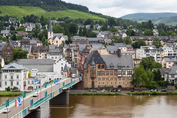 Cityscape de Traben-Trarbach com pessoas e carros que atravessam a ponte sobre o rio Moselle — Fotografia de Stock