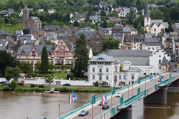 Paisaje urbano de Traben-Trarbach con personas y coches cruzando el puente sobre el río Mosela — Foto de Stock