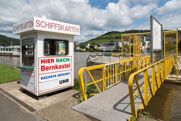 Ticket shop for tourists who want to make a cruise over river Moselle — Stock Photo, Image