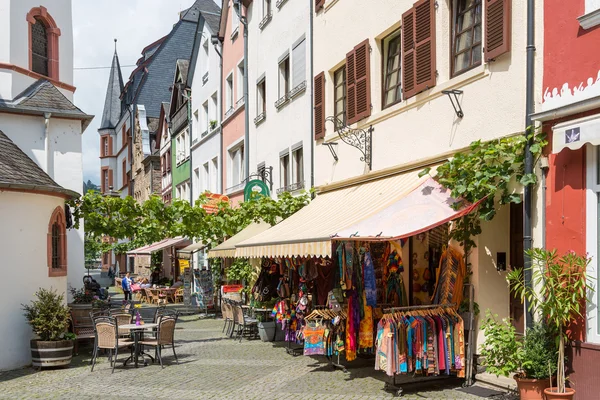 Centrum van Duitse middeleeuwse stad Bernkastel met winkelen toeristen — Stockfoto