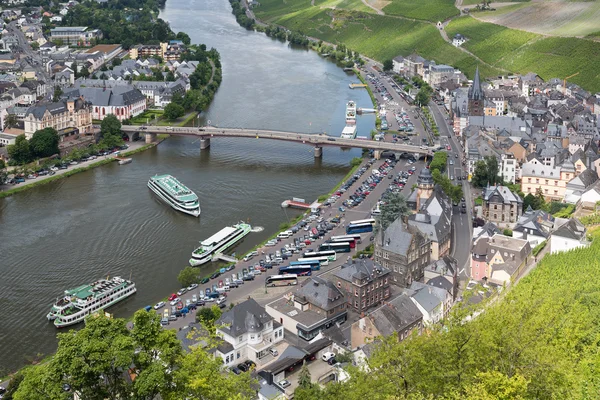 Vista aérea de la ciudad medieval Bernkastel con turistas haciendo un crucero por el río —  Fotos de Stock