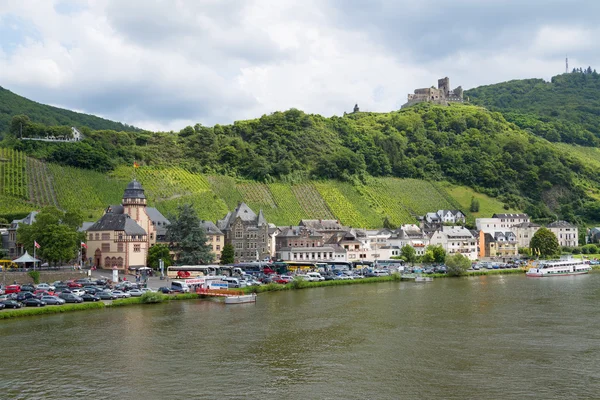 Medieval city Bernkastel with tourists making a river cruise — Stock Photo, Image