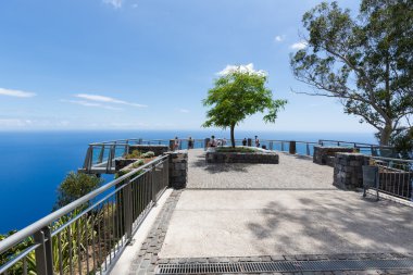 Turistler denize yakın Funchal, Madeira Adası Portekiz yukarıda bir bakış açısı